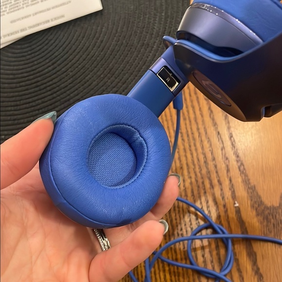 Beats Blue Wired Headphones with Case - Picture 4 of 4